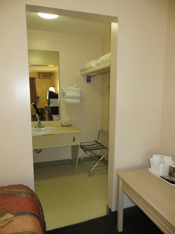 Thriftlodge Calgary North Экстерьер фото